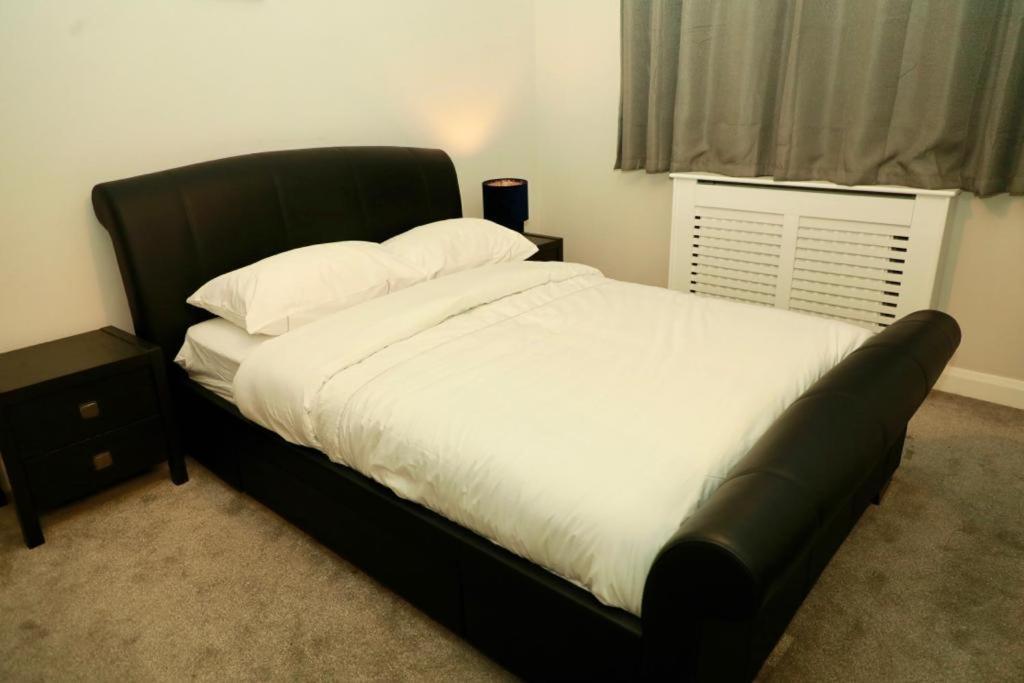 Lovely 2- Bedroom In Apartment *