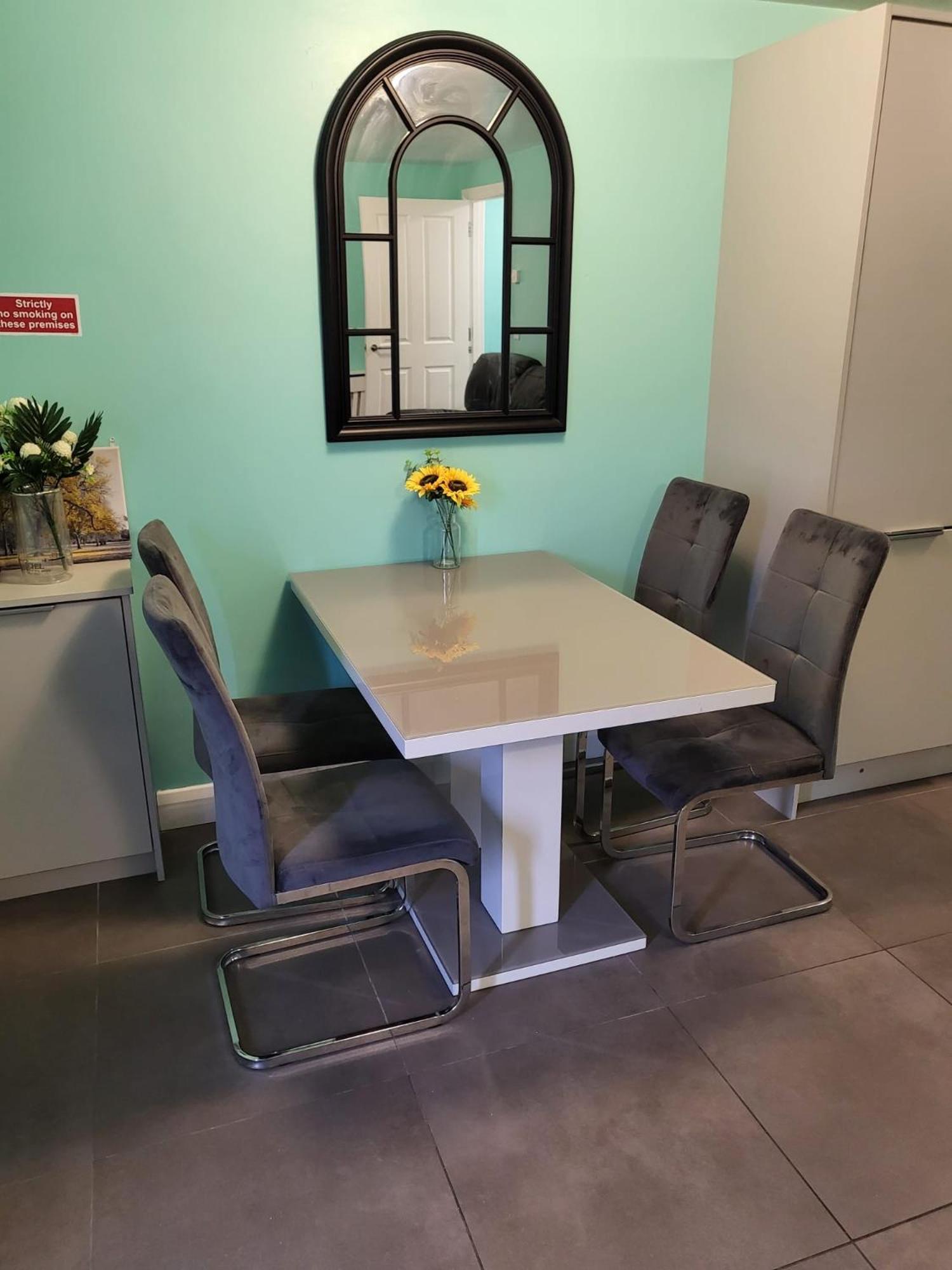 Lovely 2- Bedroom In Apartment *
