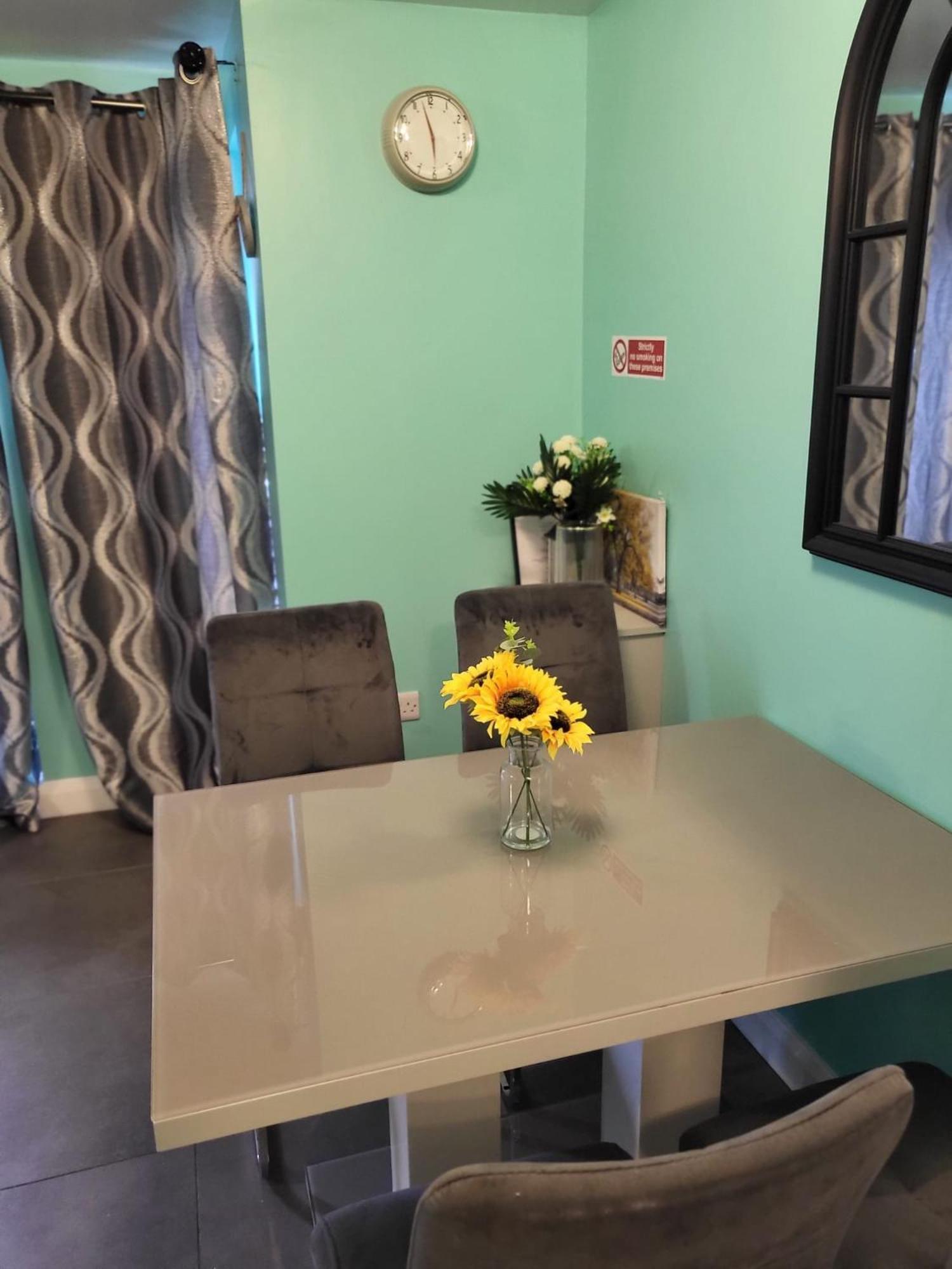Lovely 2- Bedroom In