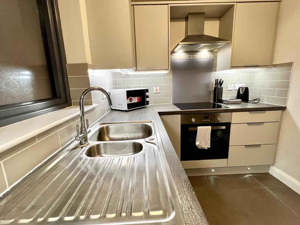 Lovely 2- Bedroom In Apartment *
